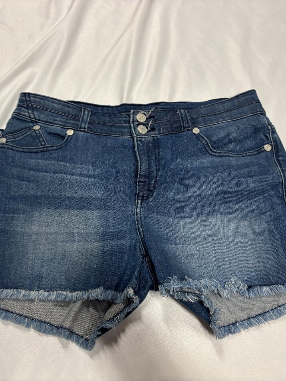 Rock & Republic Women's Blue Medium Wash Frayed Hem Denim Shorts 12     Lot C